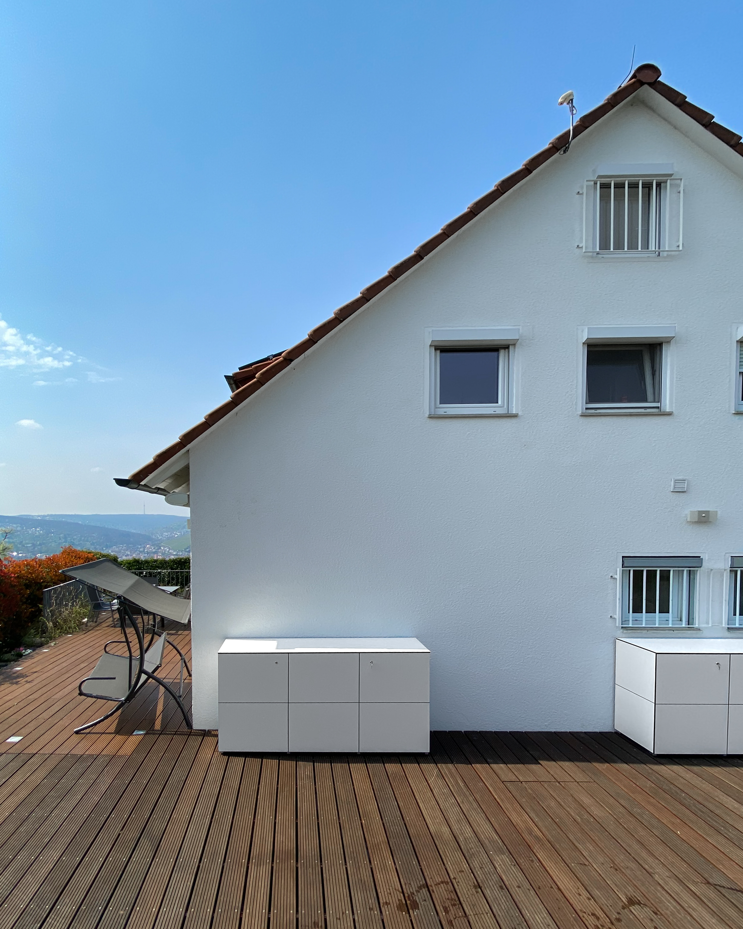 Espacio de almacenamiento doble: dos armarios con cerradura para terraza que sirven como aparadores.